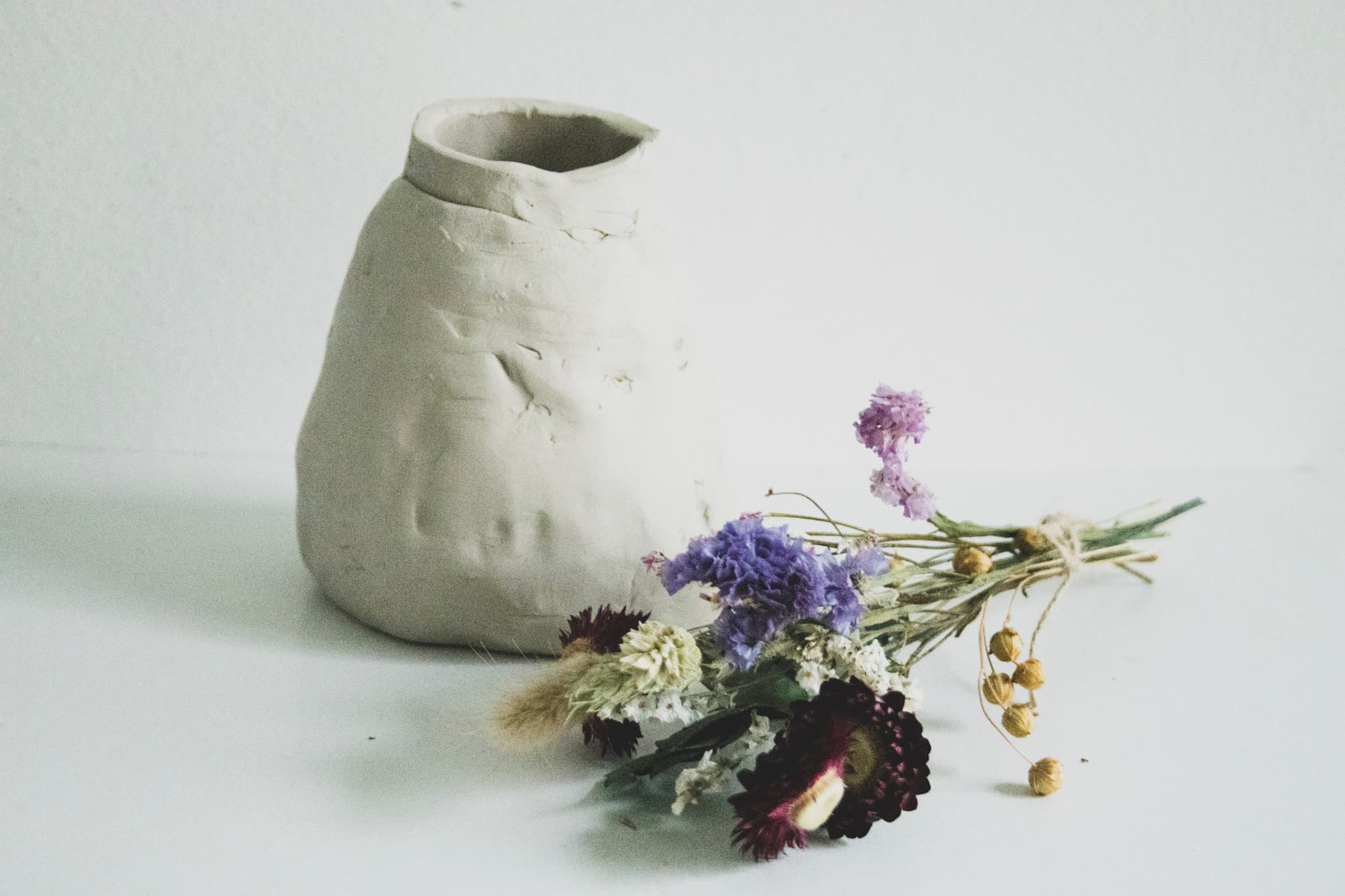 Vase pottery set with dried flowers 